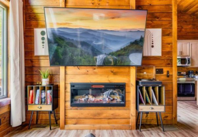 Modern Cabin with King Beds, Fire pit, Hot tub & 5 miles to Dollwd